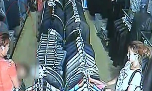 用小孩兒作掩護(hù)盜竊服裝店衣服