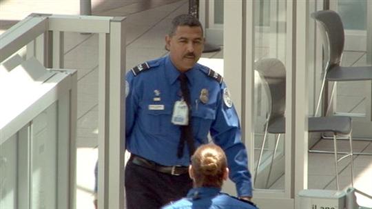 從美國機(jī)場Metor6s安檢門檢測人員偷竊IPAD看安檢員素養(yǎng)[圖]