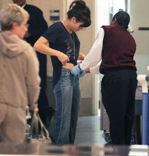 美國機(jī)場HI-PE進(jìn)口安檢門通道及PD140V安檢員檢測手法[圖]