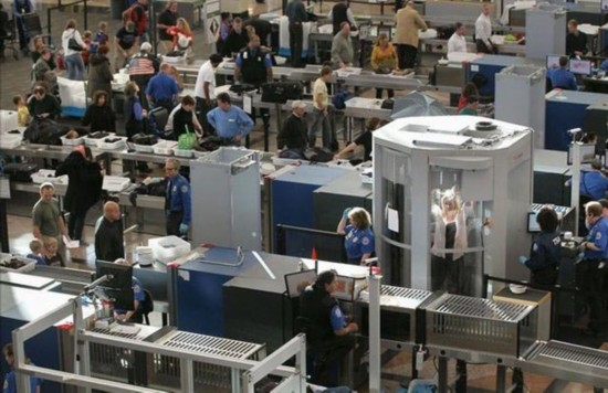 美國(guó)機(jī)場(chǎng)HI-PE進(jìn)口安檢門(mén)通道及PD140V安檢員檢測(cè)手法[圖]