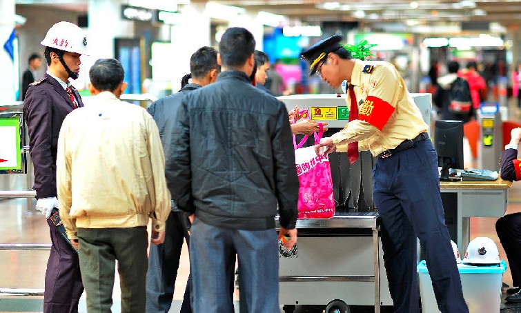 廣州地鐵安檢機(jī)行李掃描工作