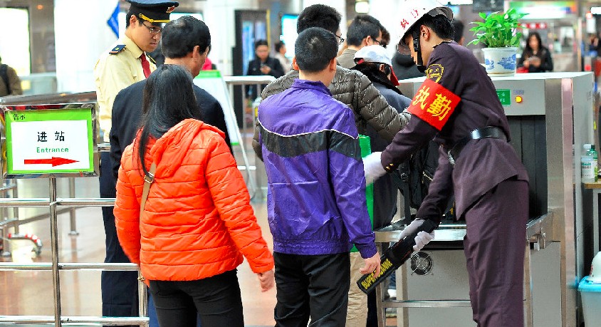 廣州地鐵站使用手持金屬探測(cè)器安檢探測(cè)圖