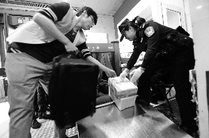 北京站售票廳正式啟用安檢設(shè)備