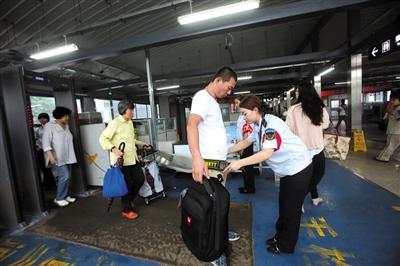 北京地鐵"人物同檢"增3車站 安檢門通道配備防爆設備