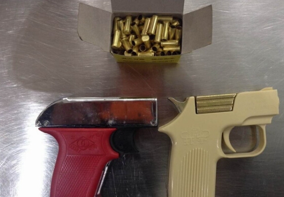 南京機場安檢門通道查獲兩把發(fā)令槍[圖]