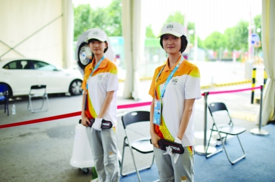 奧體安檢口&ldquo;姐妹花&rdquo;采用手持式金屬探測器把關安檢[圖]