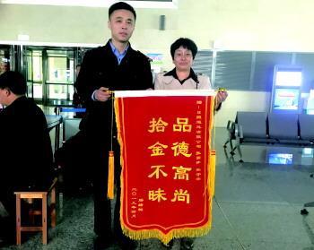 車站安檢門檢測(cè)很重要：女士將包遺落車站日照車站安檢處！