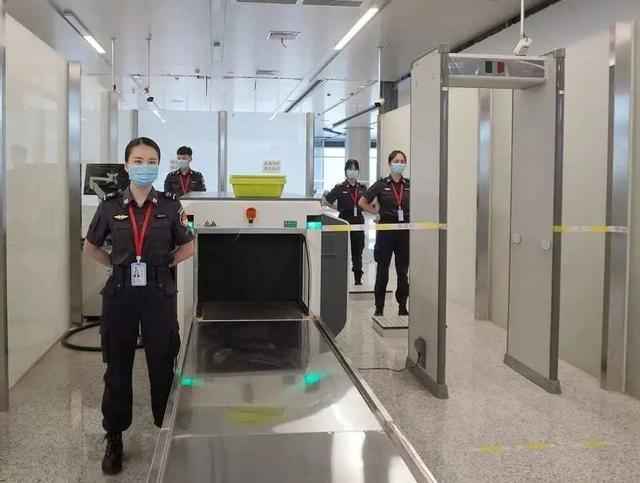 玉林機(jī)場安檢門檢測口探測發(fā)現(xiàn)危險(xiǎn)物品[圖]